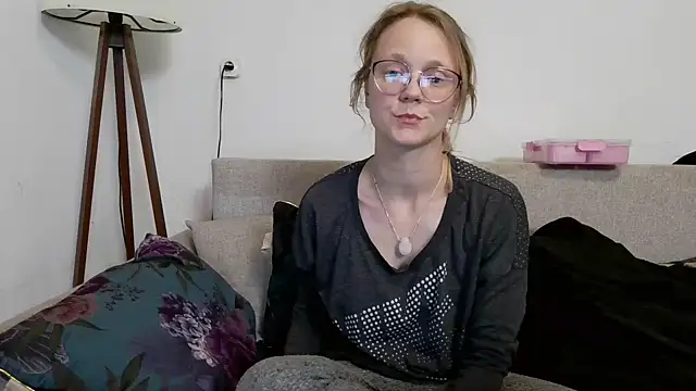 Snapshot of little-leni chatting on March 17, 8:12 pm little-leni online show from March 17, 8:12 pm