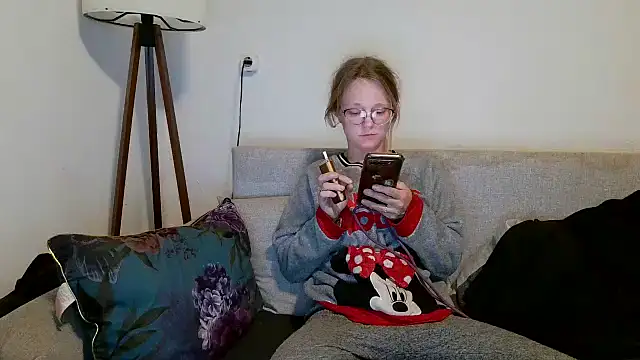 Snapshot of little-leni chatting on March 19, 7:29 pm little-leni online show from March 19, 7:29 pm