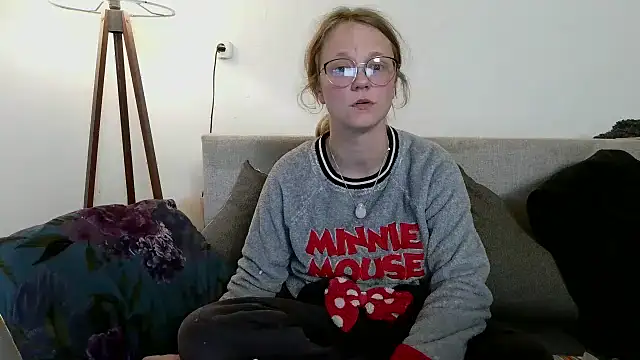 Snapshot of little-leni chatting on March 31, 6:30 pm little-leni online show from March 31, 6:30 pm