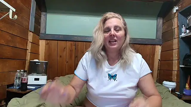 Snapshot of lisaxlovexxx chatting on June 21, 2:25 am lisaxlovexxx online show from June 21, 2:25 am