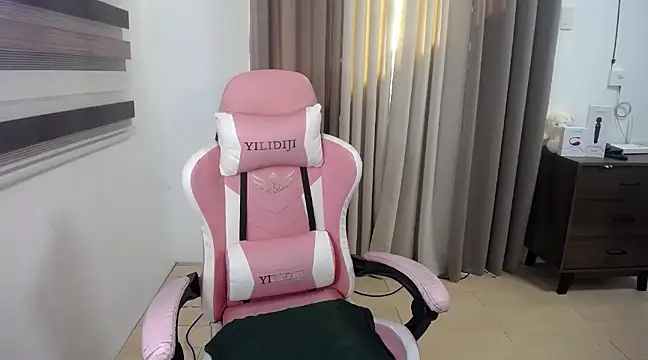 Snapshot of Bombshell_Ashy chatting on March 12, 10:39 pm Bombshell Ashy online show from March 12, 10:39 pm