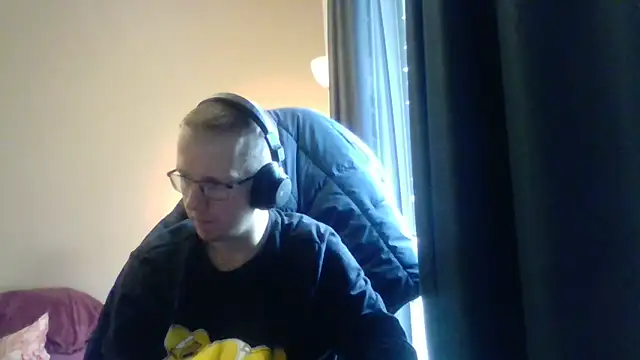 Snapshot of David250692 chatting on October 29, 10:28 am David250692 online show from October 29, 10:28 am