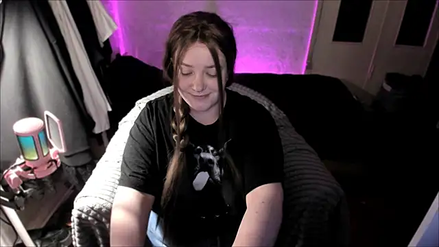 Sophia Edwards online show from May 7, 8:25 pm