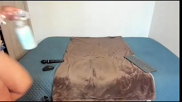 AmeliPonce online show from March 26, 2:00 pm