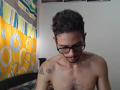 Snapshot of alisterxxx chatting on February 19, 5:20 pm alisterxxx online show from February 19, 5:20 pm