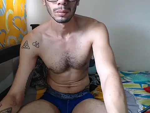 Snapshot of alisterxxx chatting on February 21, 2:40 pm alisterxxx online show from February 21, 2:40 pm