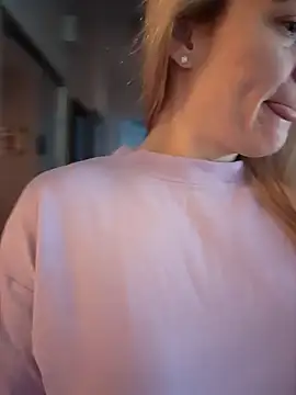 Snapshot of HollyTattoo chatting on December 3, 1:10 pm HollyTattoo online show from December 3, 1:10 pm