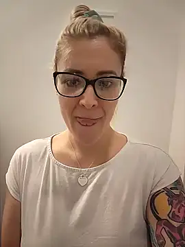 Snapshot of HollyTattoo chatting on January 14, 5:01 pm HollyTattoo online show from January 14, 5:01 pm