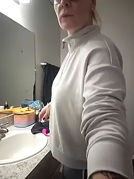 Snapshot of HollyTattoo chatting on January 22, 2:24 pm HollyTattoo online show from January 22, 2:24 pm