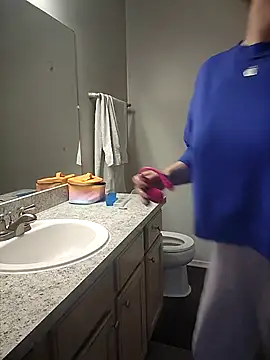 Snapshot of HollyTattoo chatting on February 10, 1:44 pm HollyTattoo online show from February 10, 1:44 pm