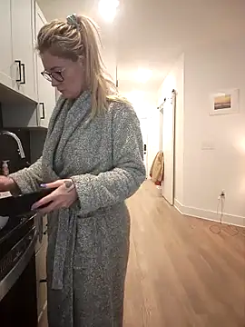 Snapshot of HollyTattoo chatting on February 19, 6:54 pm HollyTattoo online show from February 19, 6:54 pm