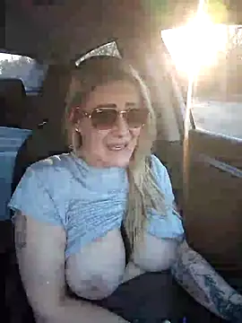 Snapshot of HollyTattoo chatting on February 26, 10:53 pm HollyTattoo online show from February 26, 10:53 pm