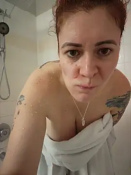 Snapshot of HollyTattoo chatting on October 7, 6:49 pm HollyTattoo online show from October 7, 6:49 pm