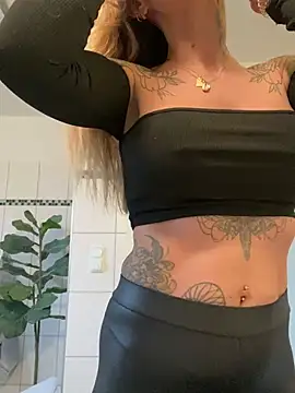 Snapshot of Etwas_neugierig chatting on December 10, 9:23 am Etwas neugierig online show from December 10, 9:23 am