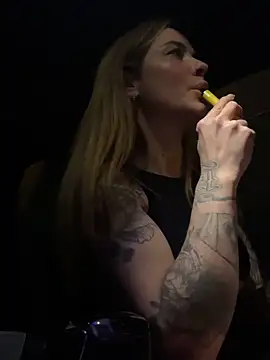 Snapshot of Etwas_neugierig chatting on March 14, 6:39 pm Etwas neugierig online show from March 14, 6:39 pm