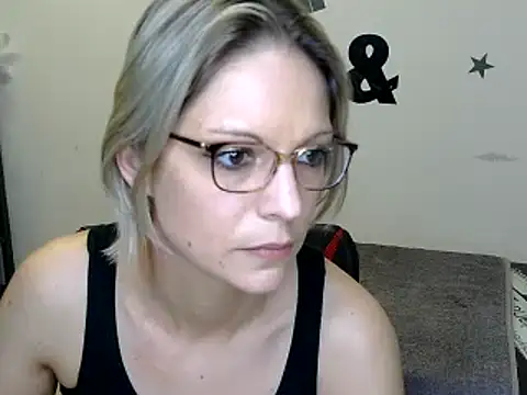 Snapshot of alixfeeling chatting on December 6, 5:00 pm alixfeeling online show from December 6, 5:00 pm