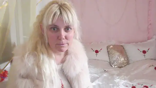 SunnySylvia online show from November 29, 2:20 pm