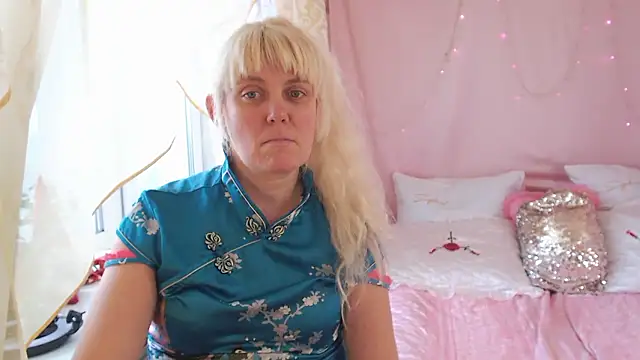 Snapshot of SunnySylvia chatting on January 18, 10:52 am SunnySylvia online show from January 18, 10:52 am