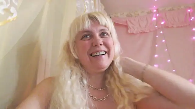 Snapshot of SunnySylvia chatting on February 12, 6:03 pm SunnySylvia online show from February 12, 6:03 pm