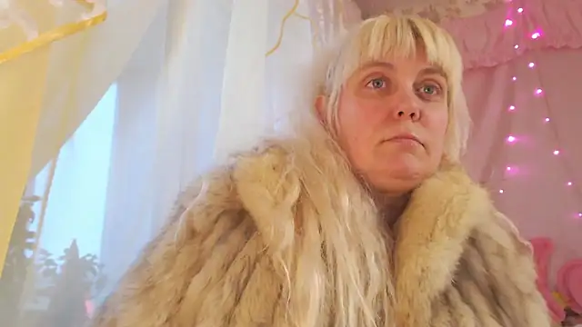 Snapshot of SunnySylvia chatting on February 18, 1:29 pm SunnySylvia online show from February 18, 1:29 pm