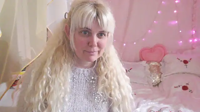 Snapshot of SunnySylvia chatting on March 18, 6:44 pm SunnySylvia online show from March 18, 6:44 pm