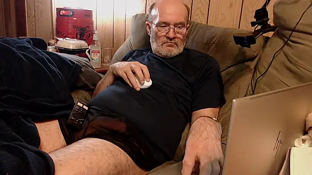 Snapshot of snickers1 chatting on December 23, 9:40 am snickers1 online show from December 23, 9:40 am