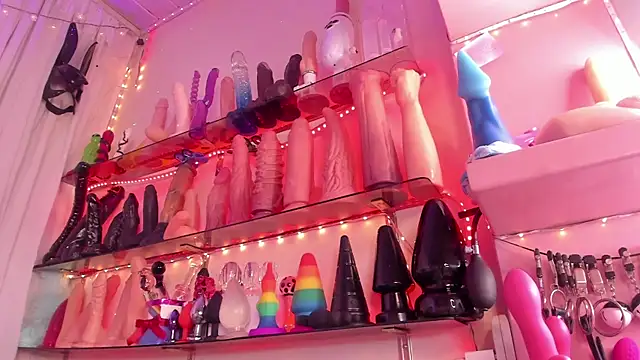 Snapshot of christymilkk chatting on December 16, 2:36 am christymilkk online show from December 16, 2:36 am