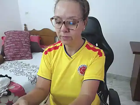 Snapshot of yeslluisa chatting on June 23, 7:23 pm yeslluisa online show from June 23, 7:23 pm