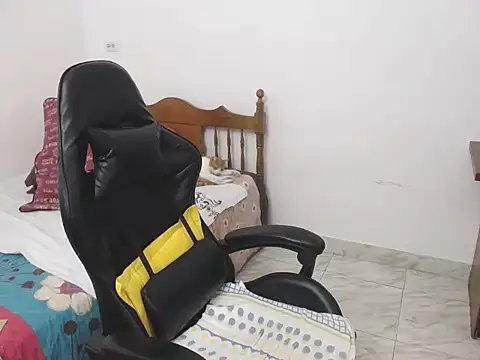 Snapshot of yeslluisa chatting on July 15, 8:14 pm yeslluisa online show from July 15, 8:14 pm