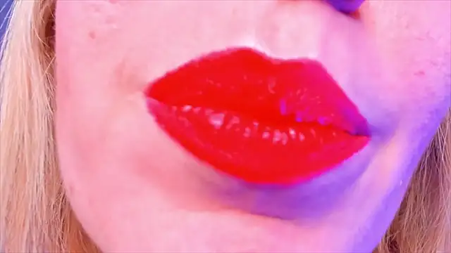 HotTiffani online show from February 4, 9:15 am