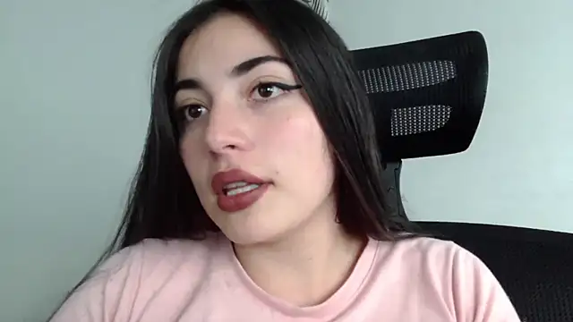 Snapshot of Honey_Aynur20 chatting on December 6, 8:18 pm Honey Aynur20 online show from December 6, 8:18 pm