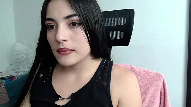 Snapshot of Honey_Aynur20 chatting on December 28, 8:25 pm Honey Aynur20 online show from December 28, 8:25 pm