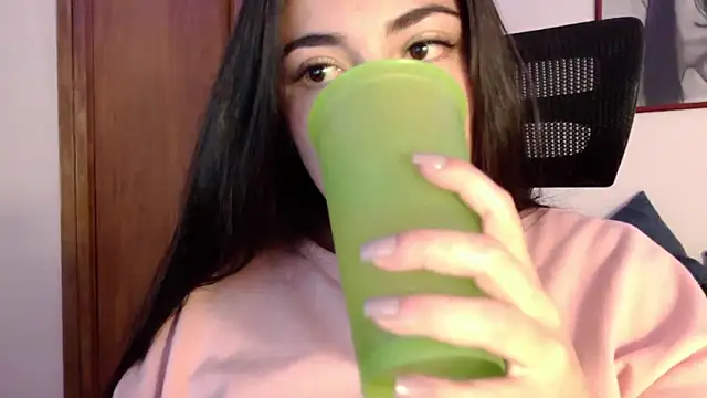 Snapshot of Honey_Aynur20 chatting on September 10, 7:14 pm Honey Aynur20 online show from September 10, 7:14 pm