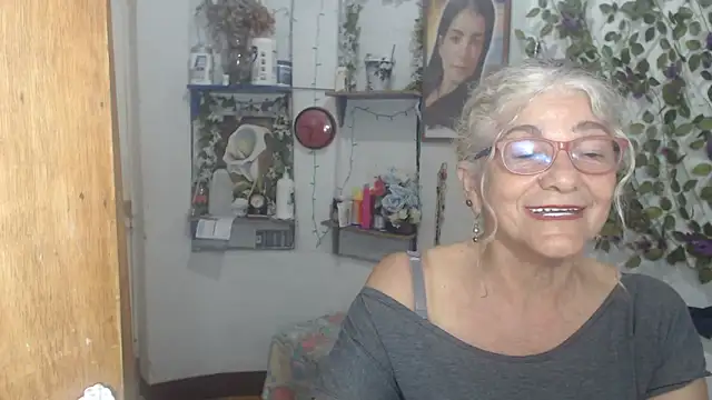 FunnyGrandma online show from May 19, 11:00 pm