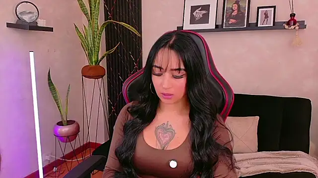 Snapshot of EmmyEvans1 chatting on April 16, 7:36 pm EmmyEvans1 online show from April 16, 7:36 pm