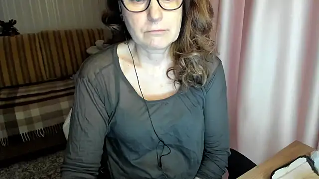 Snapshot of lauraoven chatting on February 3, 12:21 pm lauraoven online show from February 3, 12:21 pm