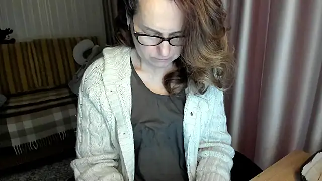 Snapshot of lauraoven chatting on February 6, 1:36 pm lauraoven online show from February 6, 1:36 pm