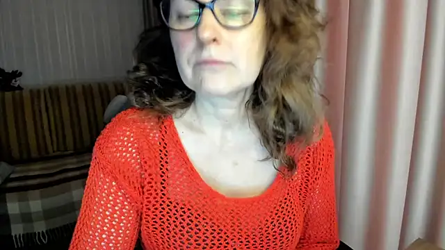 Snapshot of lauraoven chatting on February 8, 10:40 am lauraoven online show from February 8, 10:40 am