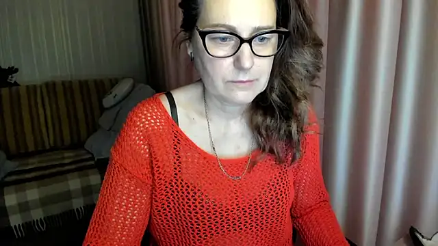 Snapshot of lauraoven chatting on February 9, 7:45 am lauraoven online show from February 9, 7:45 am