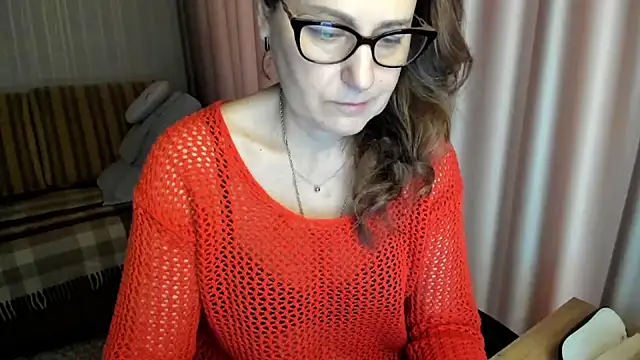 Snapshot of lauraoven chatting on February 10, 7:56 am lauraoven online show from February 10, 7:56 am