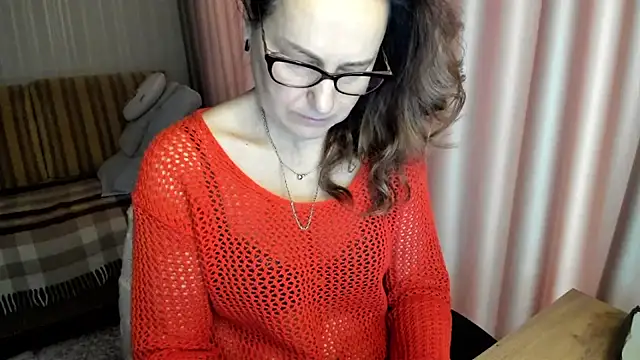 Snapshot of lauraoven chatting on February 11, 8:19 am lauraoven online show from February 11, 8:19 am