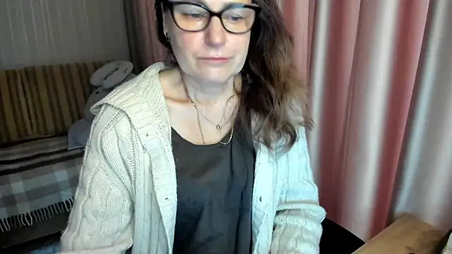 Snapshot of lauraoven chatting on February 12, 7:47 am lauraoven online show from February 12, 7:47 am