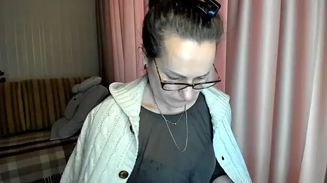 Snapshot of lauraoven chatting on February 13, 7:26 am lauraoven online show from February 13, 7:26 am