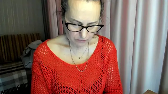 Snapshot of lauraoven chatting on February 14, 8:44 am lauraoven online show from February 14, 8:44 am