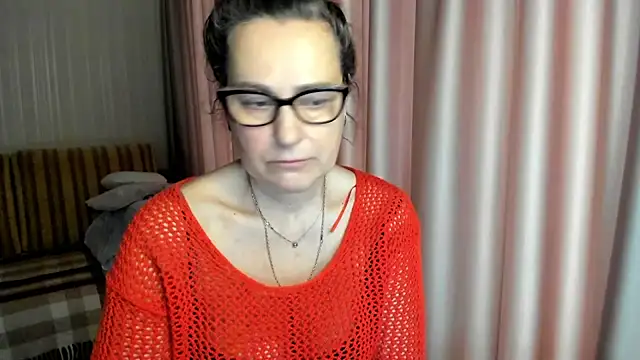 Snapshot of lauraoven chatting on February 17, 8:55 am lauraoven online show from February 17, 8:55 am