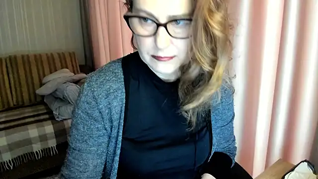 Snapshot of lauraoven chatting on February 19, 7:48 am lauraoven online show from February 19, 7:48 am
