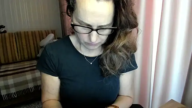 Snapshot of lauraoven chatting on February 25, 10:03 am lauraoven online show from February 25, 10:03 am