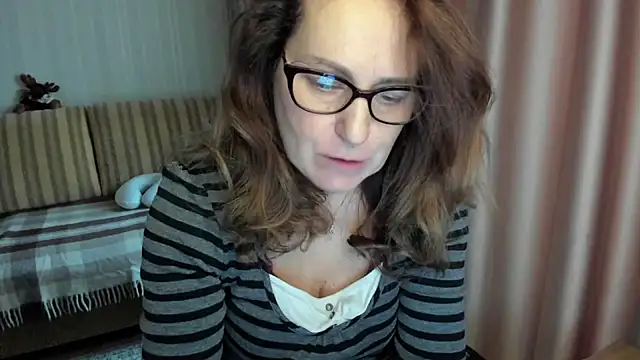 Snapshot of lauraoven chatting on March 10, 2:44 pm lauraoven online show from March 10, 2:44 pm