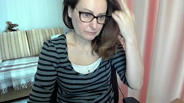 Snapshot of lauraoven chatting on March 11, 7:25 am lauraoven online show from March 11, 7:25 am