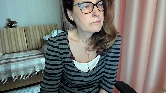 Snapshot of lauraoven chatting on March 12, 7:03 am lauraoven online show from March 12, 7:03 am